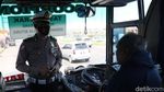 Polresta Bandung Lakukan Penyekatan Kendaraan di Tol Cileunyi