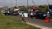 Bus rombongan peziarah asal Subang masuk jurang di Sumedang. Antisipasi insiden kecelakaan lalu lintas terjadi di wilayah Kabupaten Bandung, Satlantas Polresta Bandung langsung melakukan penyekatan dan memberikan imbauan kepada pengendara bus di pintu masuk Tol Cileunyi.