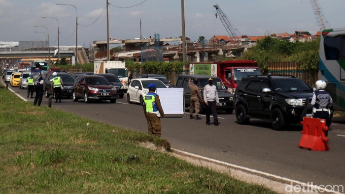 Polresta Bandung Lakukan Penyekatan Kendaraan di Tol Cileunyi Pascainsiden kecelakaan bus masuk jurang di Sumedang, Polresta Bandung melakukan penyekataan kendaraan di Tol Cileunyi demi mencegah lakalantas.