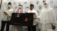  Acara yang berlangsung di Masjid Istiqlal, Jakarta, Kamis (11/03/2021), bertepatan dengan peringatan Hari Isra Mi’raj Nabi Muhammad SAW. Sajadah pelindung COVID-19 ini akan didistribusikan di 275.000 masjid di seluruh Indonesia.   