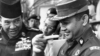 Presiden Soeharto juga lekat dengan kontroversi Supersemar. Dulu, Soeharto disebut menerima Surat Perintah 11 Maret 1966 (Supersemar) dari Presiden Soekarno dengan mandat untuk mengembalikan keamanan dan ketertiban di dalam negeri setelah peristiwa G30S/PKI pada 1 Oktober 1965. (AFP Photo/PANASIA)