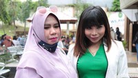 Sebagai sesama mantan istri Kiwil, Rohimah dan Eva Bellisima tampak akrab berbincang satu sama lain. Eva bahkan tak jauh-jauh dari Rohimah selama di lokasi. (Foto: Noel/detikcom) 