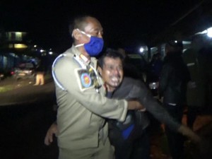 Isak Tangis Keluarga Korban Kecelakaan Maut di Sumedang