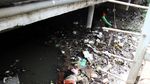 Sampah Sisa Banjir di Kali Mampang Dibersihkan