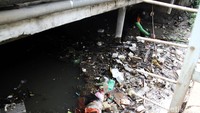 Hujan yang mengguyur Jakarta semalam membuat sampah menumpuk di Kali Mampang.