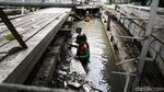 Sampah Sisa Banjir di Kali Mampang Dibersihkan