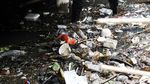 Sampah Sisa Banjir di Kali Mampang Dibersihkan