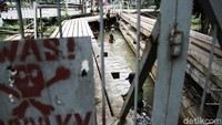 Sebanyak lima petugas UPT Badan Air Kecamatan Pasar Minggu dikerahkan untuk membersihkan sampah di Kali Mampang.