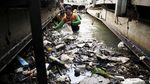 Sampah Sisa Banjir di Kali Mampang Dibersihkan
