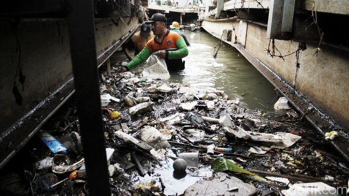 Hujan yang mengguyur Jakarta semalam membuat sampah menumpuk di Kali Mampang, Kamis (11/3). Dinas UPT Badan Air Jakarta Selatan pun gerak cepat membersihkan sampah tersebut.