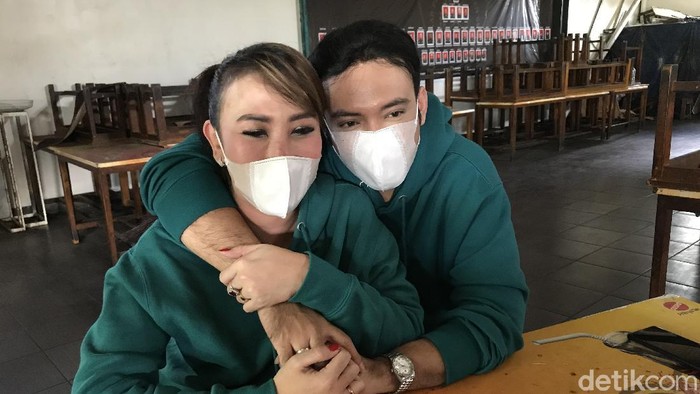 Sandy Tumiwa dan Henny Mona
