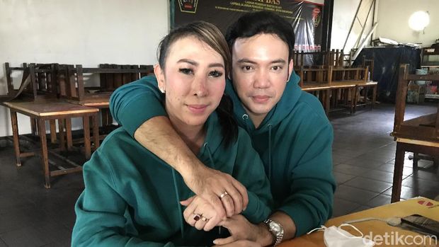 Sandy Tumiwa dan Henny Mona