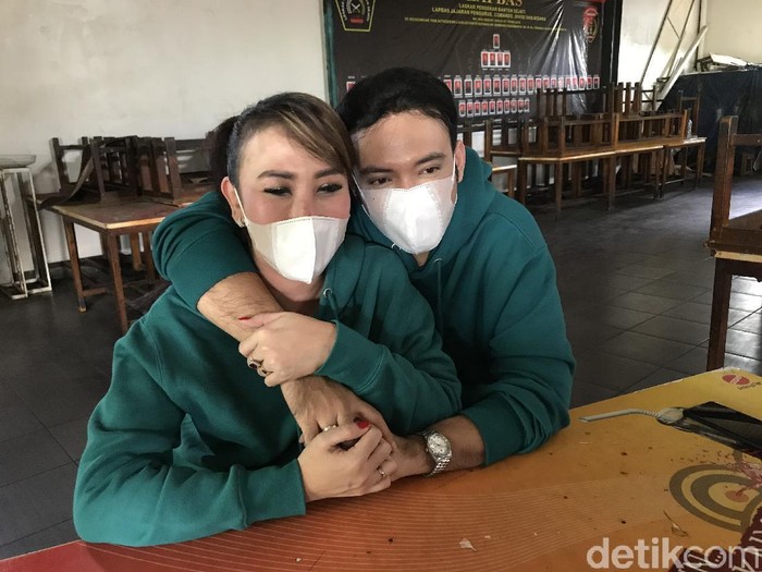 Sandy Tumiwa dan Henny Mona