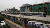 Rangkaian kereta MRT di melintas di kawasan Blok M, Jakarta, Kamis (11/3/2021).