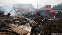 Bangunan yang terbakar ini berada di pinggir jalur rel kereta api.