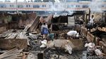 Warga Mengais Sisa Kebakaran Lapak Limbah Kayu di Bekasi