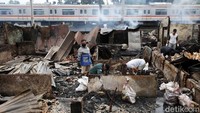 Bangunan lapak limbah kayu itu tampak ludes terbakar. 