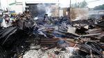 Warga Mengais Sisa Kebakaran Lapak Limbah Kayu di Bekasi