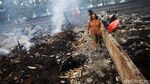 Warga Mengais Sisa Kebakaran Lapak Limbah Kayu di Bekasi