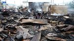 Warga Mengais Sisa Kebakaran Lapak Limbah Kayu di Bekasi