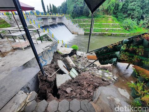 Talut longsor di Embung Tambakboyo, Condongcatur, Depok, Sleman, Kamis (11/3/2021).