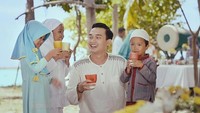  Begini keseruan Ikbal saat berada di lokasi syuting sambil menikmati minuman dengan beberapa anak-anak di sana. Foto: Instagram @ikbalfauzi_