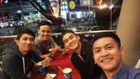 Nongkrong bareng teman-temannya, Ikbal tampil santai saat makan di salah satu restoran cepat saji ternama. Foto: Instagram @ikbalfauzi_