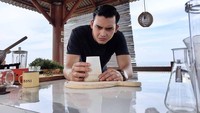 Ide dan Inspirasi bisa muncul dari empati dengan sekitar. Ini bukan lg ngocok dadu buat monopoli ya, tulis Ikbal dalam keterangan Instagramnya. Foto: Instagram @ikbalfauzi_