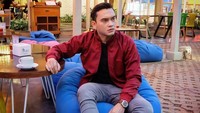 Jika sedang tidak sibuk syuting, Ikbal lebih suka menghabiskan waktunya ngopi di kafe kekinian. Foto: Instagram @ikbalfauzi_