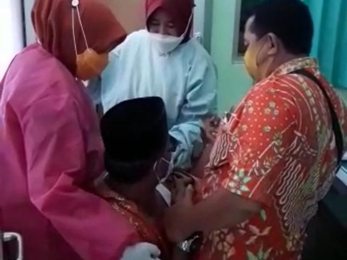 Tangkapan layar video pria yang takut disuntik saat vaksinasi COVID-19 di Kudus.