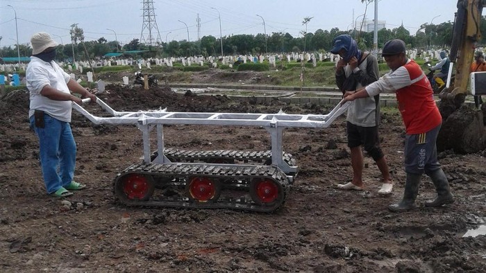 troli peti jenazah beroda tank
