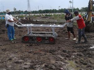 Troli Jenazah Beroda Tank Ini Mudahkan Pemakaman Jenazah COVID-19