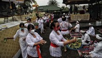 Upacara  Melasti ini merupakan salah satu rangkaian ritual suci untuk menyambut hari Suci Nyepi yang jatuh pada tanggal 14 Maret 2021.