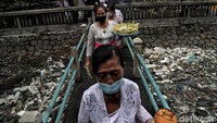 Ritual ini merupakan simbolis pembersihan diri dan alam sekitarnya. 