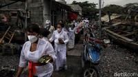 Setelah melakukan persembahayangan, umat Hindu akan berangkat ke tengah laut untuk mengambil air laut yang disimbolan sebagai air suci bagi umat Hindu.