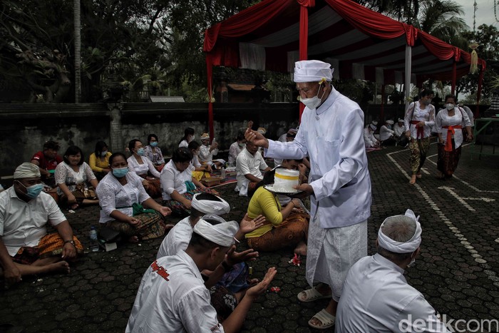 Sejumlah umt Hindu di kawasan Cilincing, Jakarta Utara, menggelar ritual Melasti. Upacara ini merupakan rangkaian kegiatan menyambut Nyepi.