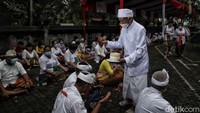 Dan bagi umat yang tidak hadiri dihimbau untuk berdoa di rumah saja.