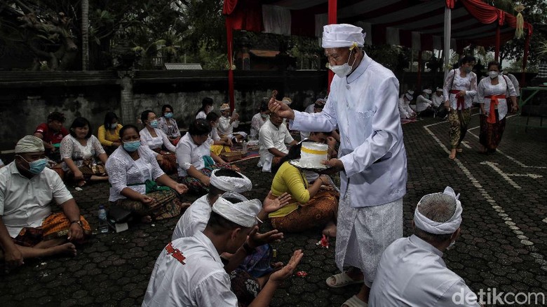 Sejumlah umt Hindu di kawasan Cilincing, Jakarta Utara, menggelar ritual Melasti. Upacara ini merupakan rangkaian kegiatan menyambut Nyepi.