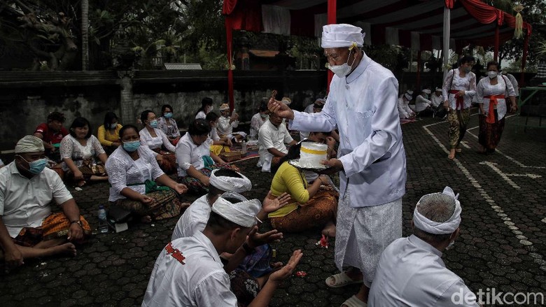 Umat Hindu Cilincing Gelar Ritual Melasti di Tengah Pandemi Sejumlah umt Hindu di kawasan Cilincing, Jakarta Utara, menggelar ritual Melasti. Upacara ini merupakan rangkaian kegiatan menyambut Nyepi.