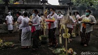 Sejumlah umat Hindu melakukan Upacara Melasti di kawasan Pura Segara Cilincing, Jakarta Utara, Kamis (11/3). 