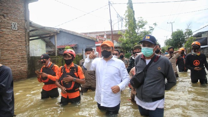 Wali Kota Makassar Danny Pomanto meninjau lokasi banjir