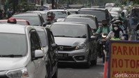 Antrean kendaraan pun tak terhindarkan.