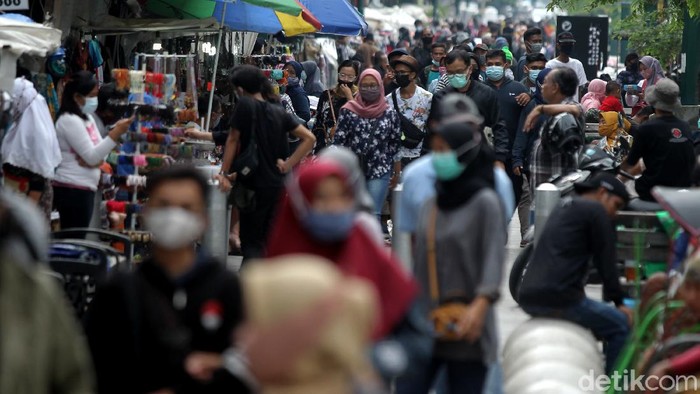 Wisatawan Serbu Malioboro di Hari Libur Irsa Mikraj Sejumlah wisatawan memanfaatkan hari libur Isra Mikraj hari ini untuk berkunjung ke kawasan Malioboro, Yogyakarta.