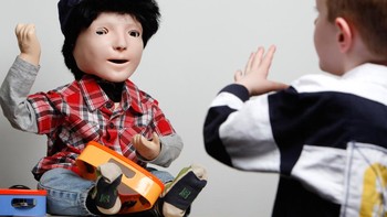 Di peringkat ke-2, ada Kaspar. Kaspar adalah robot humanoid seukuran anak kecil yang wajahnya memiliki fitur sederhana namun ekspresif. Ini telah digunakan untuk terapi dengan anak-anak autisme dan sebagai platform penelitian untuk mempelajari robotika sosial. Uniknya, banyak anak-anak tidak menganggap robot ini memiliki tampilan seram. Foto: ATR/Kokoro