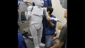 Ke-3 ialah CB2 yang memiliki kamera di mata dan sensor taktil di bawah kulitnya. CB2 adalah humanoid yang meniru kemampuan fisik dan mental anak berusia 2 tahun. Foto: Osaka University