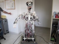 IEEE, organisasi di balik katalog bot memberikan deretan robot-robot terseram di dunia. Siapa saja mereka?

Di urutan ke-10 ada Bandit dari USC Interaction Lab and BlueSky Robotics. Meski seram, tujuan Bandit sangat mulia yakni membantu anak autis, memotivasi orang dewasa yang lebih tua dalam latihan fisik, dan memberikan terapi kepada pasien stroke.