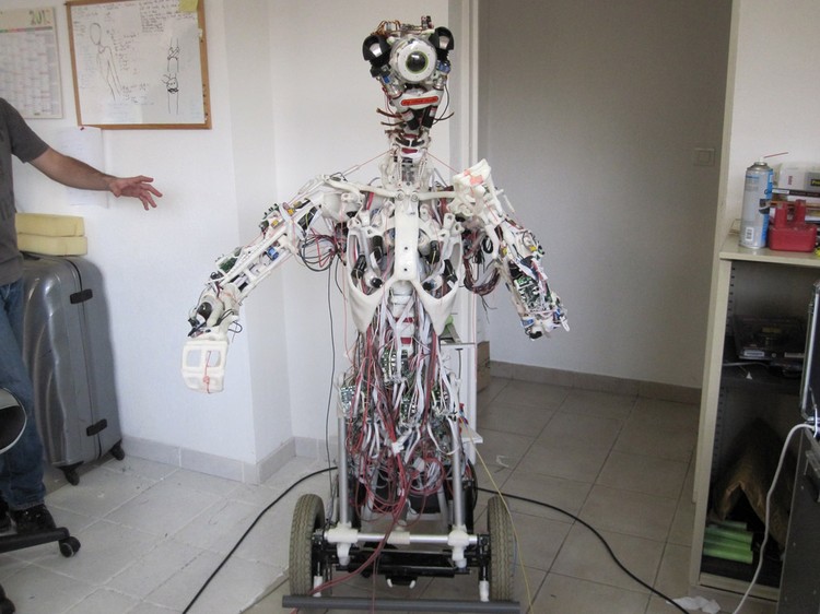 10 Robot Terseram di Dunia IEEE, organisasi di balik katalog bot memberikan deretan robot-robot terseram di dunia. Siapa saja mereka?
Di urutan ke-10 ada Bandit dari USC Interaction Lab and BlueSky Robotics. Meski seram, tujuan Bandit sangat mulia yakni membantu anak autis, memotivasi orang dewasa yang lebih tua dalam latihan fisik, dan memberikan terapi kepada pasien stroke.