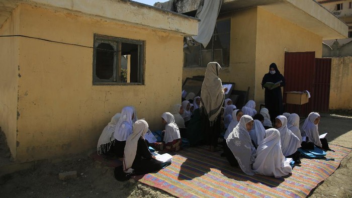 Afghanistan Larang Remaja Puteri Bernyanyi di Acara Publik FILE - in this Saturday, March 6, 2021, Sima Samar, a prominent activist and physician who has been fighting for women's rights in Afghanistan for the past 40 years, gives an interview at her house in Kabul, Afghanistan. An Afghan education ministry memo banning girls, 12 years old and older, from singing at public school functions, which the education ministry tells The Associated Press was a mistake, is causing a social media stir. (AP Photo/Rahmat Gul, File)
