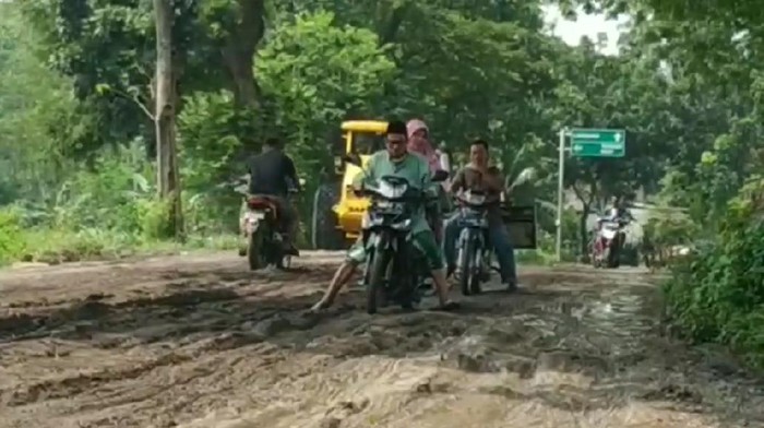 Akses Wisata Pemandian Banyubiru Pasuruan Rusak Berat Bak Sirkuit Motor Cross