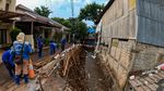 Aksi Pasukan Biru Perbaiki Turap Longsor di Jagakarsa
